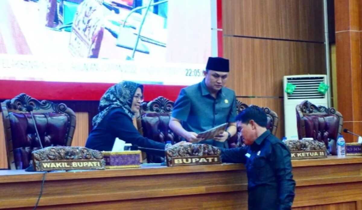 rapat paripurna dprd Musi Rawas DPRD Musirawas menggelar rapat paripurna mendengarkan pandangan umum fraksi-fraksi atas penyampaian Raperda tentang Pertanggungjawaban Pelaksanaan APBD Tahun Anggaran 2022, Rabu (21/6/2023). (Dokumentasi pribadi)
