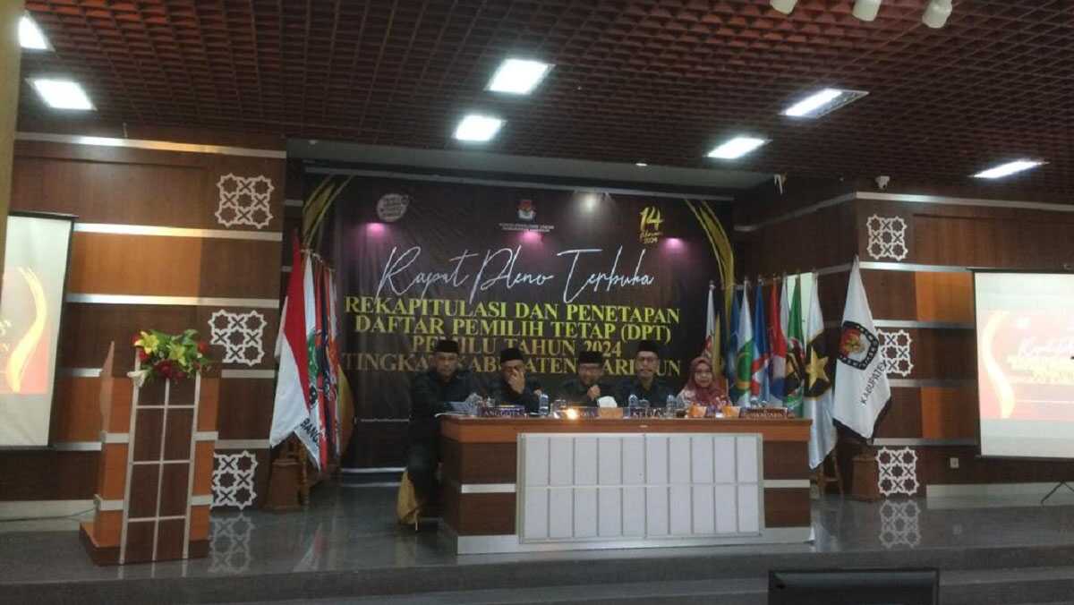 rapat pleno dpt kpu karimun ki-ka: Komisioner KPU Karimun Fakhrur Razi, komisoner Mardanus, Ketua KPU Karimun Eko Purwandoko, komisioner Samsir dan Sekretaris KPU Karimun memimpin rapat pleno terbuka penetapan DPT Pemilu 2024 di aula Darun Nadwah Masjid Agung Karimun, Rabu (21/6/2023). (Dokumentasi Pribadi)