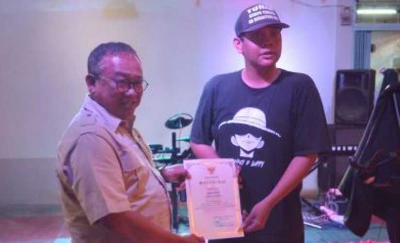 sekda karimun Sekda Karimun M Firmansyah memberikan penghargaan kepada komika Karimun Irfan Tuah usai tampil di stand up comedy di Nadira Cafe, SAbtu (10/6/2023) malam tadi. (Dokumentasi Pribadi)