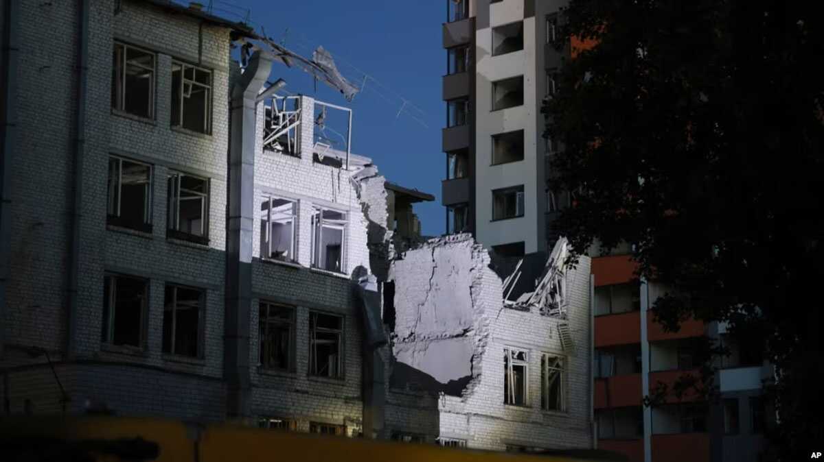 serangan rudal rusia di kyiv Bangunan yang dirusak oleh drone yang ditembak jatuh saat Rusia melakukan serangan semalam, di Kyiv, Ukraina, Kamis, 1 Juni 2023. (Foto: AP)