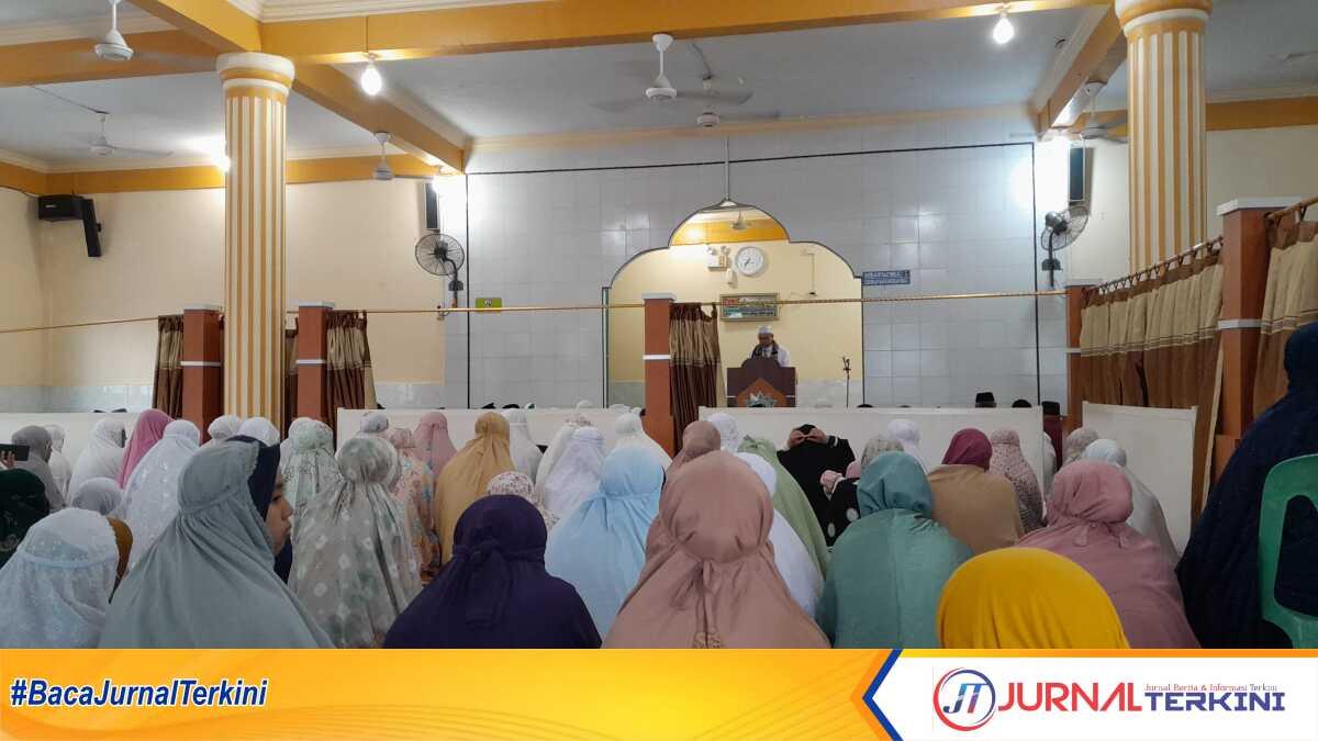 Warga Muhammadiyah Karimun menunaikan Shalat Idul Adha di Masjid Nurul Ihsan, Tanjung Balai Karimun, Rabu (28/6/2023). (JurnalTerkini.id/rusdi)