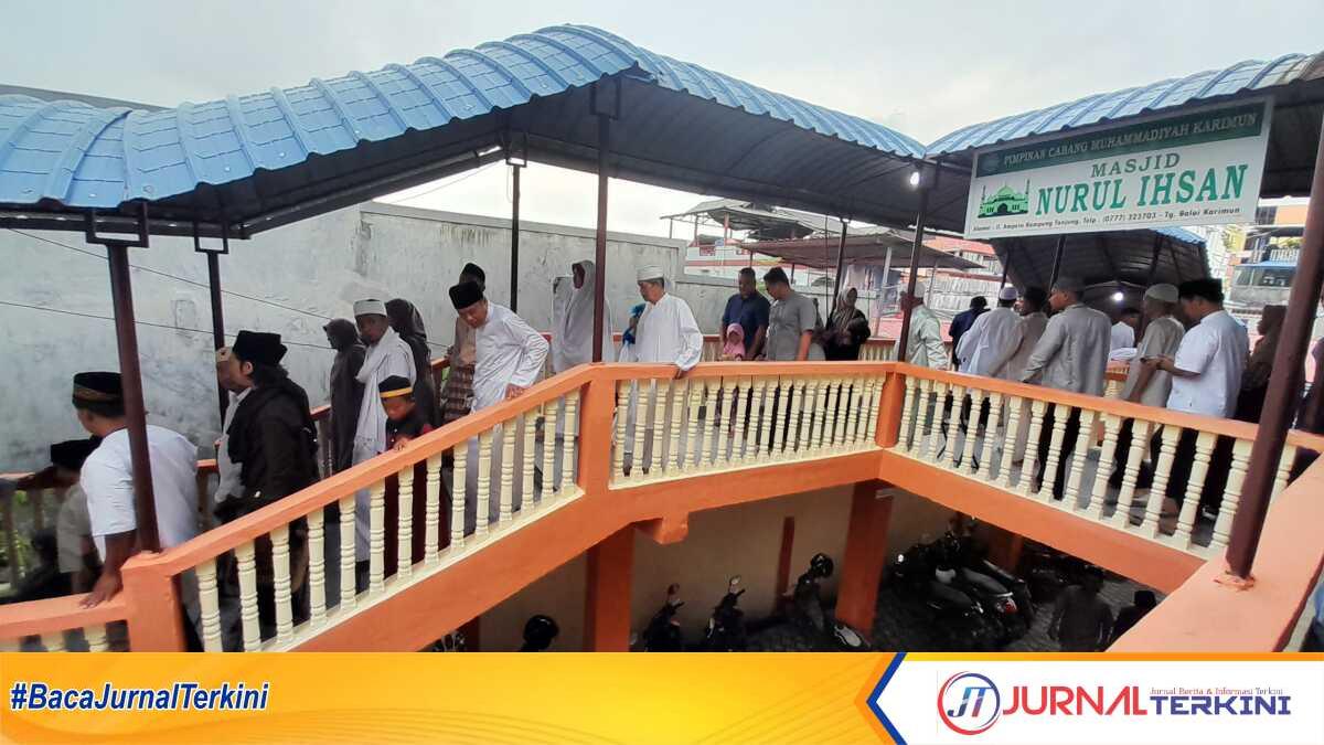 Warga Muhammadiyah usai Shalat Idul Adha di Masjid Nurul Ihsan, Tanjung Balai Karimun, Rabu (28/6/2023). (JurnalTerkini.id/rusdi)