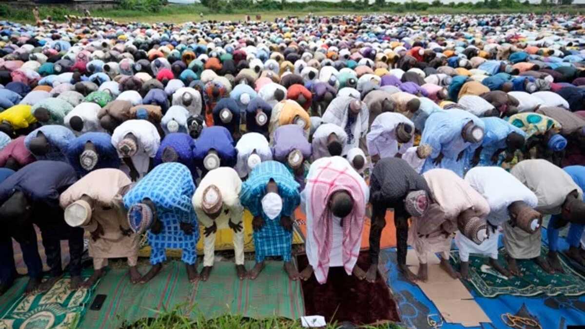 Muslim Nigeria menghadiri salat Iduladha di lapangan terbuka di Lagos, Nigeria, Rabu, 28 Juni 2023. (AP/Minggu Alamba)