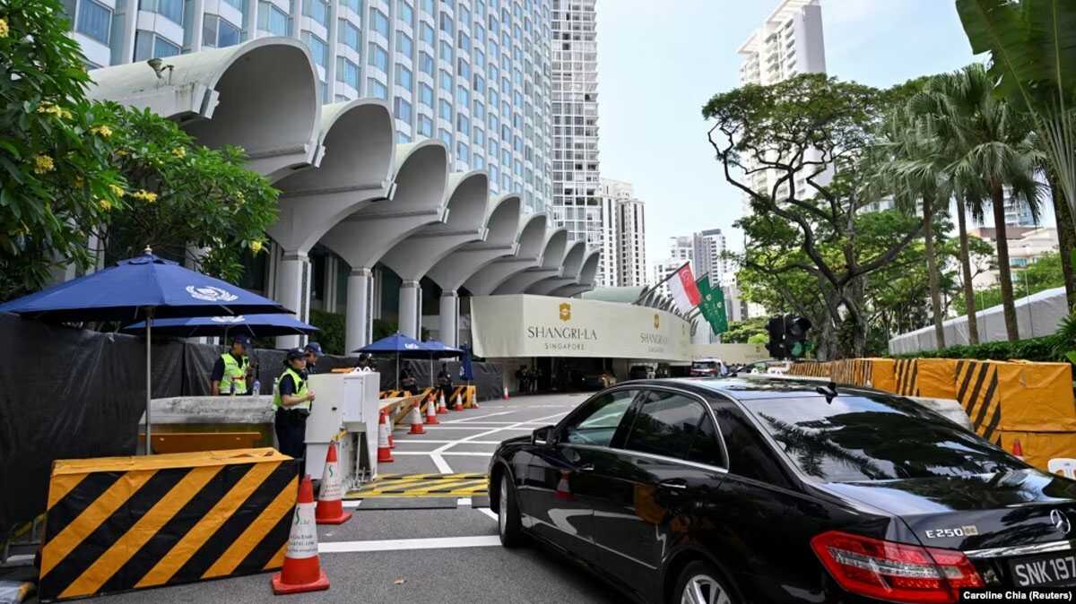shangri la dialogue singapura Lokasi pertemuan Shangri-La Dialogue ke-20 di Singapura, 2 Juni 2023. Tampak petugas keamanan memeriksa kendaraan yang memasuki lokasi Shangri-La Dialogue ke-20 di Singapura, 2 Juni 2023 diperiksa petugas keamanan. (Foto: REUTERS/Caroline Chia)