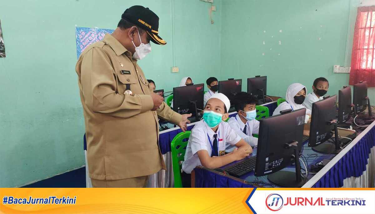 siswa baru SD dan SMP karimun Ilustrasi: Bupati Karimun Aunur Rafiq saat meninjau kegiatan belajar mengajar di SMP Negeri 1 Tebing beberapa waktu lalu. (JurnalTerkini.id/yogi)