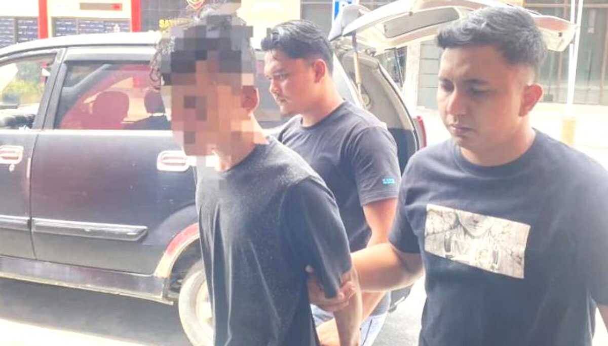spesialis maling rumah di karimun Tim Opsnal Satreskrim Polres Karimun menggiring satu dari dua tersangka spesialis maling rumahan di Mapolres Karimun, Kamis (16/6/2023).. (Dokumentrasi Pribadi)