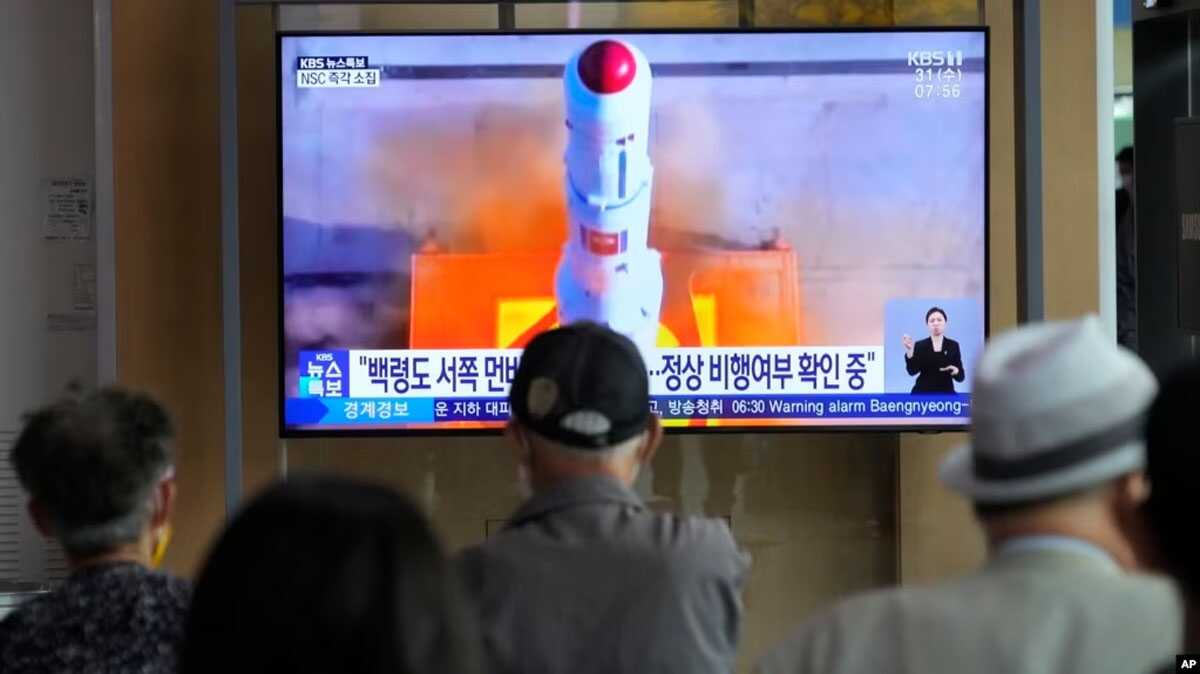Layar TV di Stasiun Kereta Api Seoul, Korsel, menunjukkan program berita yang menayangkan gambar peluncuran roket Korut, Rabu, 31 Mei 2023.(AP/Ahn Young-joon)