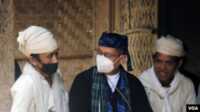 suku baduy Tetua Baduy Dalam, Ayah Mursid (kiri) dan Menteri Kesehatan RI, Budi Gunadi Sadikin (tengah) sedang berbincang disela-sela acara Vaksinasi Peduli Baduy pada 14-15 Oktober di Ciboleger, Banten.(VOA/Indra Yoga)