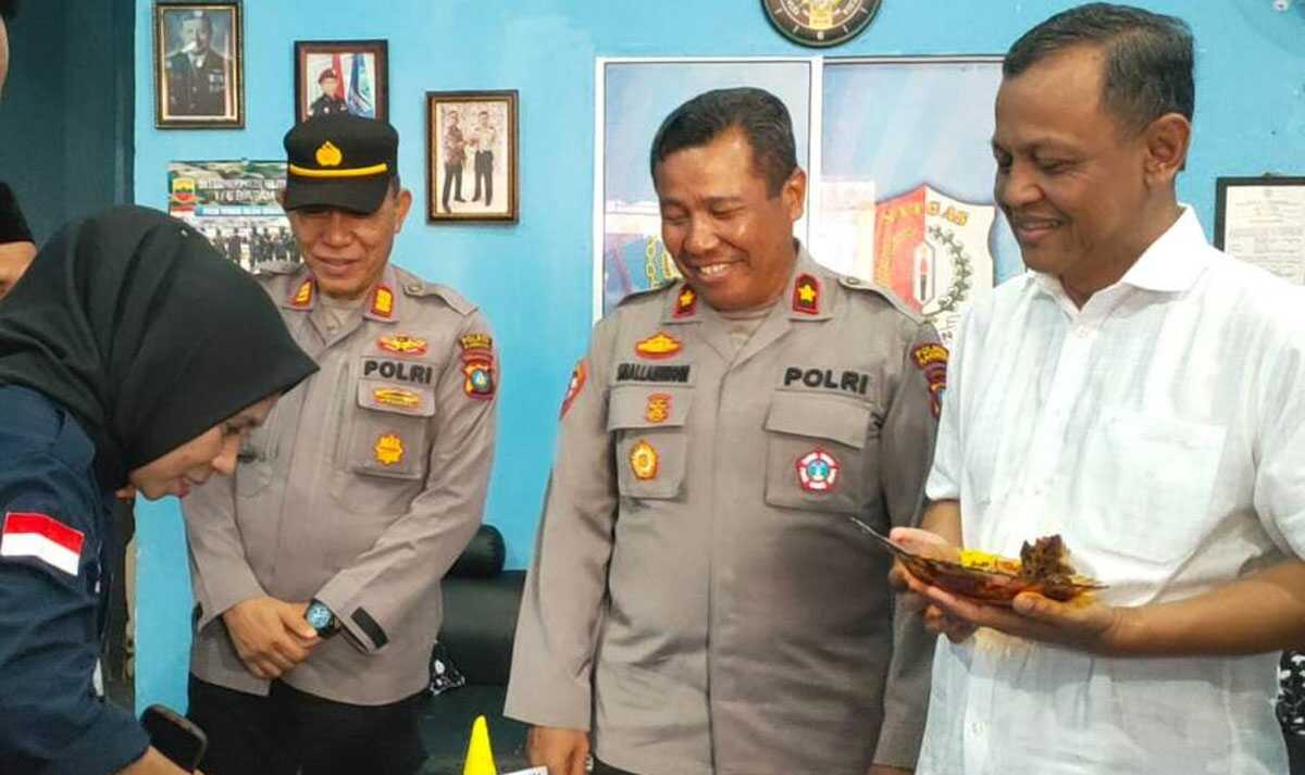 syukuran anewspatron Mantan Kapolres Karimun Irjen Pol Djoko Rudi menerima tumpeng dalam acara syukuran anewspatron di Kantor Anewspatron, Tanjung Balai Karimun, Jumat (02/6/2023). (Dokumentasi pribadi)