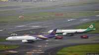 tabrakan pesawat di parkiran bandara jepang Pemandangan udara menunjukkan pesawat Thai Airways dan Eva Air di area parkiran setelah melakukan kontak di Bandara Haneda, di Tokyo, Jepang, 10 Juni 2023. (Foto: Kyodo via REUTERS)