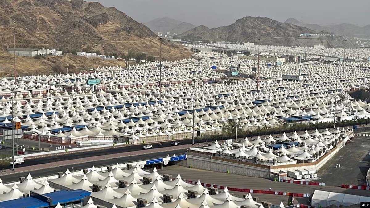tenda jamaah haji di mina Barisan tenda jamaah haji berjejer rapi di Mina, Mekah, 26 Juni 2023. (Foto: AFP/Aaref Watad)