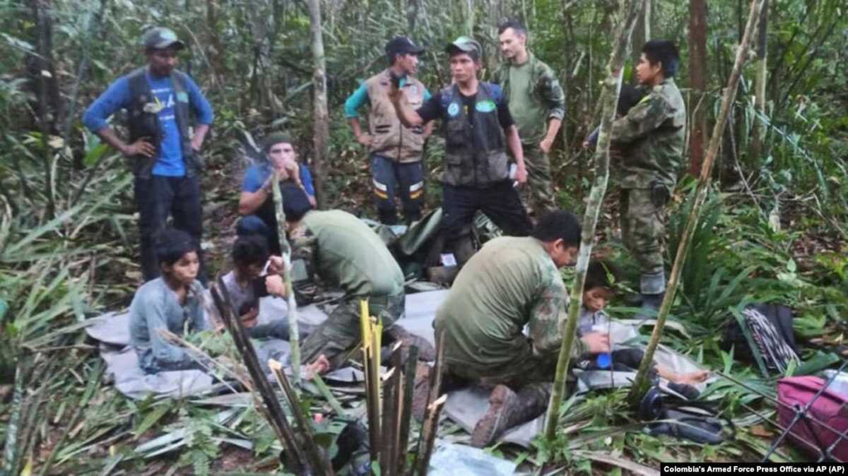 tersesat di amazon Sejumlah tentara dan penduduk pribumi merawat empat anak yang hilang setelah kecelakaan pesawat di hutan Solano, negara bagian Caqueta, Kolombia, Jumat, 9 Juni 2023. (Kantor Pers Angkatan Bersenjata Kolombia via AP via VOA)