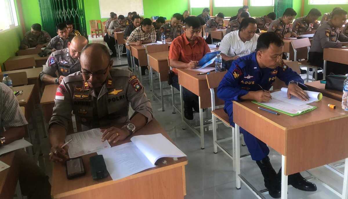 67 personel Polres Karimun mengikuti tes psikologi menggunakan senpi di ruang labor SMAN 2 Karimun, Kamis (8/6/2023). (Dok. Humas Polres Karimun)
