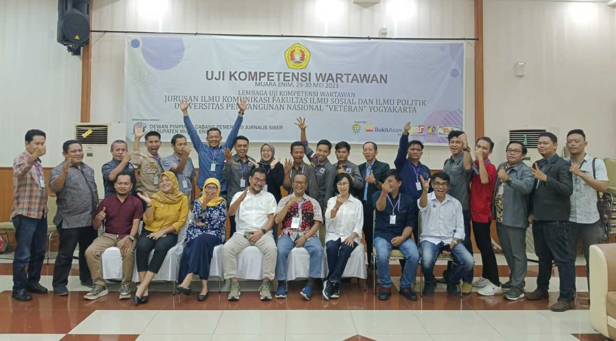Para penguji LU UKW UPN 'Veteran' Yogyakarta bersama para wartawan PJS se-Sumatera Selatan. (Foto: Humas LU UKW UPNVY)
