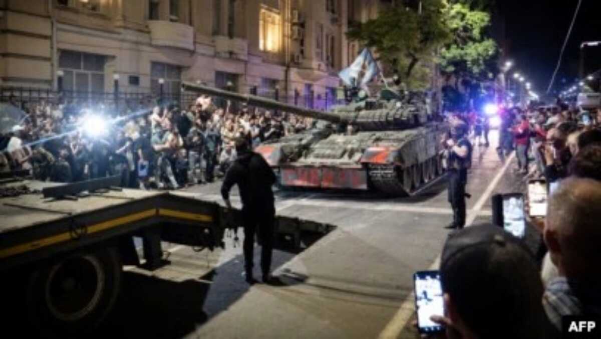 Anggota kelompok Wagner bersiap untuk mundur dari markas Distrik Militer Selatan untuk kembali ke markas mereka di Rostov-on-Don pada 24 Juni 2023. (Foto: AFP/Roman ROMOKHOV)