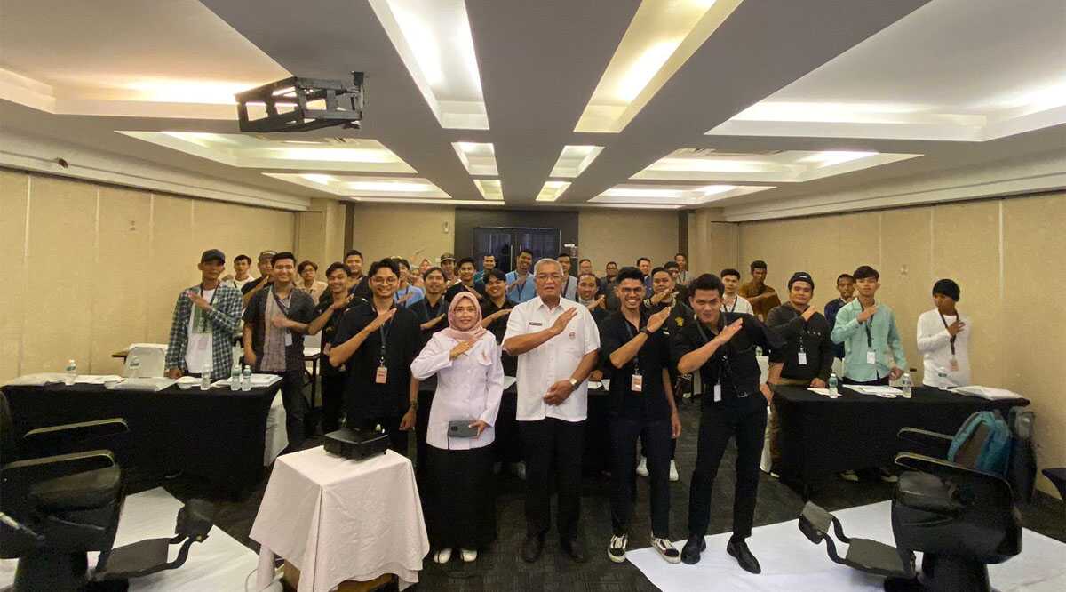 Sebanyak 29 peserta pelatihan barber yang digelar di Kota Padang berfoto bersama narasumber dan pejabat terkait di sela pelatihan, Jumat (9/6/2023). (sumbar.siberindo.co)