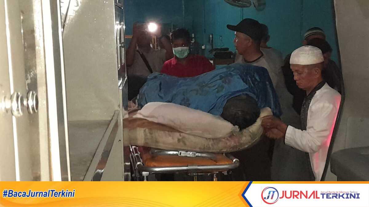 warga meral Karimun kesetrum 1 Jenazah Rinto dimasukkan ke ambulans setelah ditemukan tewas di atas kasur dalam ruko depot air minum miliknya, Jumat (30/6/2023). (JurnalTerkini.id/Jansen)