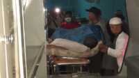 Jenazah Rinto dimasukkan ke ambulans setelah ditemukan tewas di atas kasur dalam ruko depot air minum miliknya, Jumat (30/6/2023). (JurnalTerkini.id/Jansen)