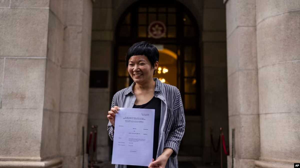 wartawan hongkong bao choy Wartawan Hong Kong pemenang penghargaan, Bao Choy, menunjukkan keputusan tertulis Pengadilan Banding Akhir kepada anggota pers setelah dibebaskan oleh pengadilan tinggi kota di Hong Kong, Senin, 5 Juni 2023. (AP/Louise Delmotte)