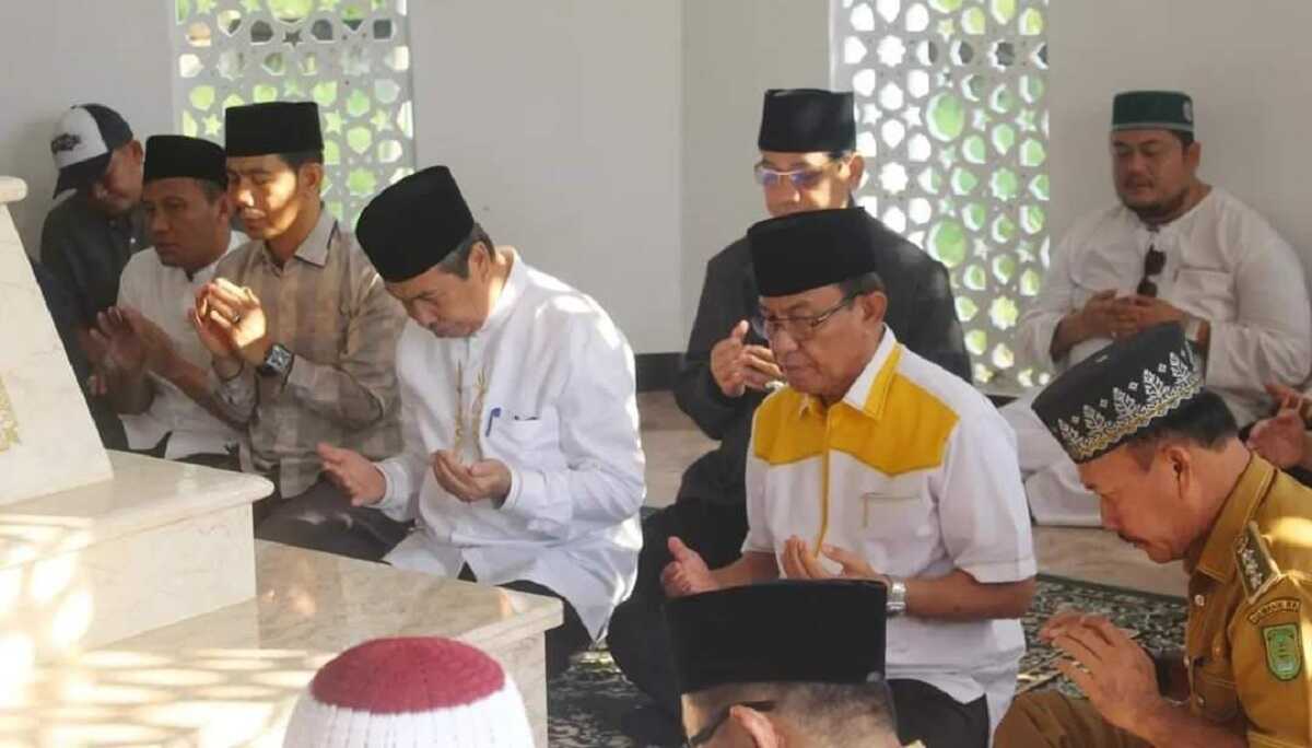 Gubernur Riau (Gubri) H. Syamsuar (3 kanan) didampingi Bupati Inhil H. Muhammad Wardan (2 kanan) berkese ziarah Makam Tuan Guru Syekh Abdurrahman Siddiq Bin Syekh Muhammad Afif Al Banjari atau yang lebih dikenal dengan nama Tuan Guru Sapat di Kampung Hidayat, Desa Teluk Dalam, Kecamatan Kuala Indragiri (Kuindra), Selasa (11/04/2023). (dok. Prokopim Inhil)