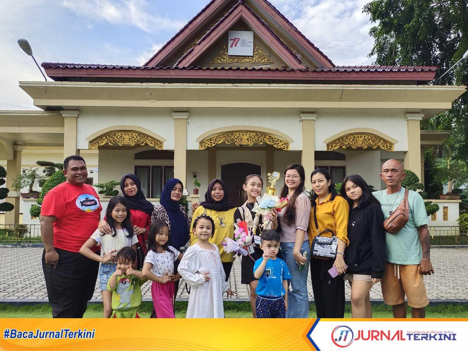 Yohana Felicia Tampubolon berfoto bersama keluarga di halaman rumah dinas Bupati Karimun, Senin (19/7/2023). (JurnalTerkini.id/Yogi)