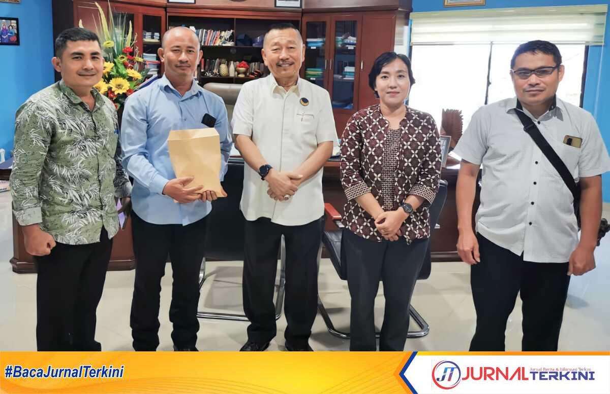 Ketua Komisi I DPRD Kepri Bobby Jayanto, S.IP (tengah), menerima kunjungan panitia dan pengurus HIMNI Tanjungpinang di ruang kerjanya, Jumat (14/7/2023). (Dokumentasi pribadi)