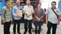 Ketua Komisi I DPRD Kepri Bobby Jayanto, S.IP (tengah), menerima kunjungan panitia dan pengurus HIMNI Tanjungpinang di ruang kerjanya, Jumat (14/7/2023). (Dokumentasi pribadi)