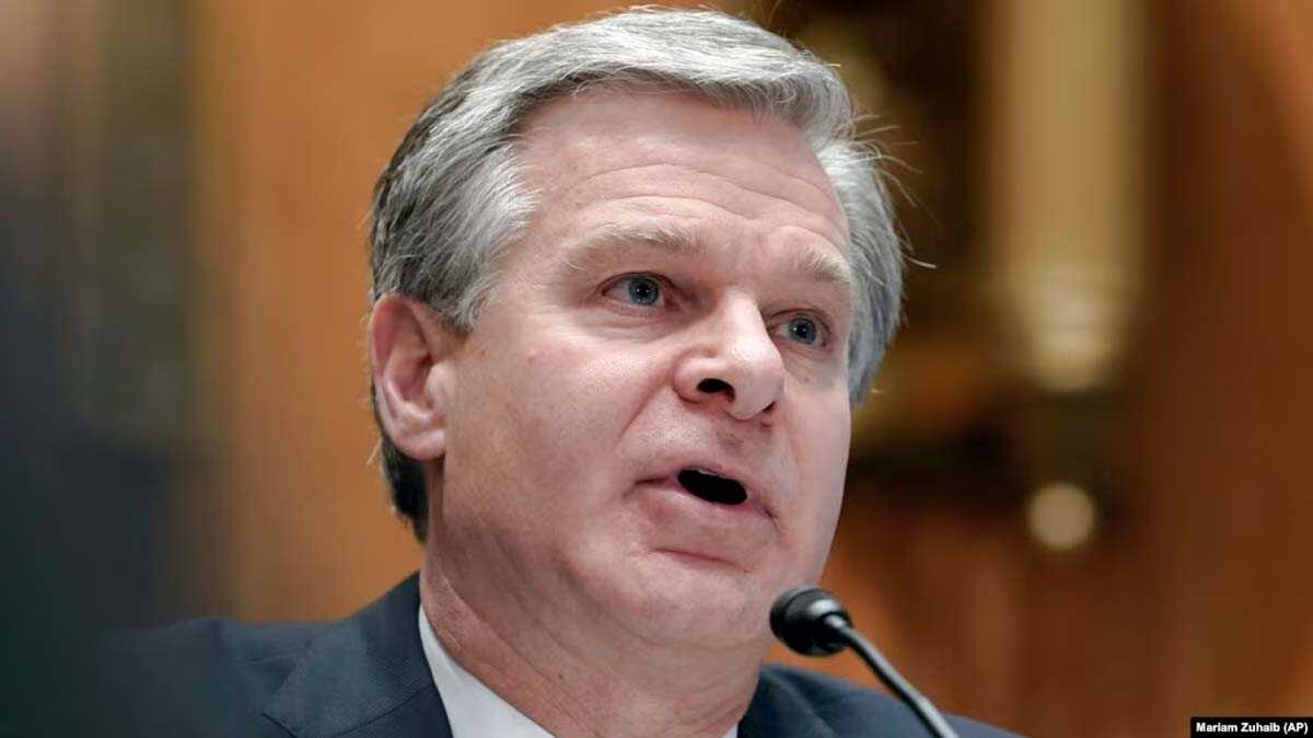 Direktur Biro Penyelidik Federal AS (FBI) Christopher Wray memperingatkan ancaman pencurian teknologi AI oleh Tiongkok dan negara-negara musuh AS (foto: dok VOA).