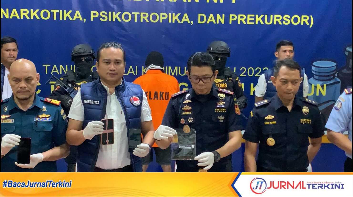 Kepala Kantor Bea dan Cukai Karimun, Jerry Kurniawan beserta jajaran menggelar konferensi terkait pengungkapan penyelundupan narkoba jenis sabu melalui pelabuhan internasional Tanjung Balai Karimun, Selasa (11/7/2023). (JurnalTerkini.id/yogi)