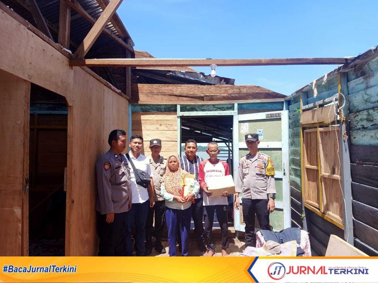 Warga yang rumahnya rusak akibat puting beliung terima bantuan dari Polsek Moro, Senin (24/7/2023). (Dok Polsek Moro)