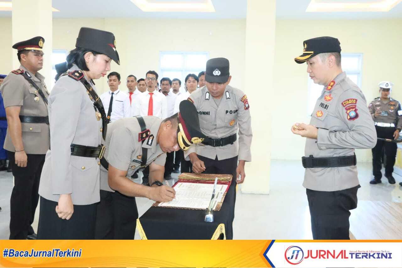 Kapolres Karimun AKBP Ryky W Muharram memimpin sertijab Wakapolres dari Kompol Petra C K Tumengkol kepada Kompol Herie Pramono. (Dok. Humas Pores Karimun)