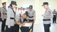 Kapolres Karimun AKBP Ryky W Muharram memimpin sertijab Wakapolres dari Kompol Petra C K Tumengkol kepada Kompol Herie Pramono. (Dok. Humas Pores Karimun)