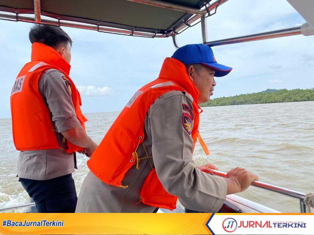 IMG-20230731-WA0014 Tim SAR melakukan pencarian terhadap kru kapal SB Karunia Jaya 01 yang jatuh di perairan Tanjungbatu, Kecamatan Kundur, Kabupaten Karimun, Senin (31/7/2023). (Dokumentasi pribadi)