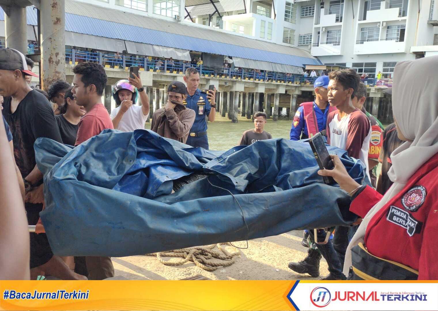 IMG_20230704_184746 jasad pria yang ditemukan mengapung di perairan jalur internasional atau OPL dievakuasi di dermaga Lanal Karimun, Selasa (4/7/2023). (JurnalTerkini.id/Yogi)