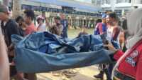 jasad pria yang ditemukan mengapung di perairan jalur internasional atau OPL dievakuasi di dermaga Lanal Karimun, Selasa (4/7/2023). (JurnalTerkini.id/Yogi)