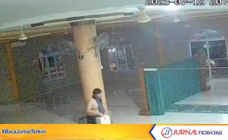 Tangkapan layar CCTV yang merekam seorang pria mengambil kotak amal di Masjid Jihadul Akbar, Teluk Uma, Kecamatan Tebing, Kabupaten Karimun, Kepulauan Riau, Rabu (12/7/2023).