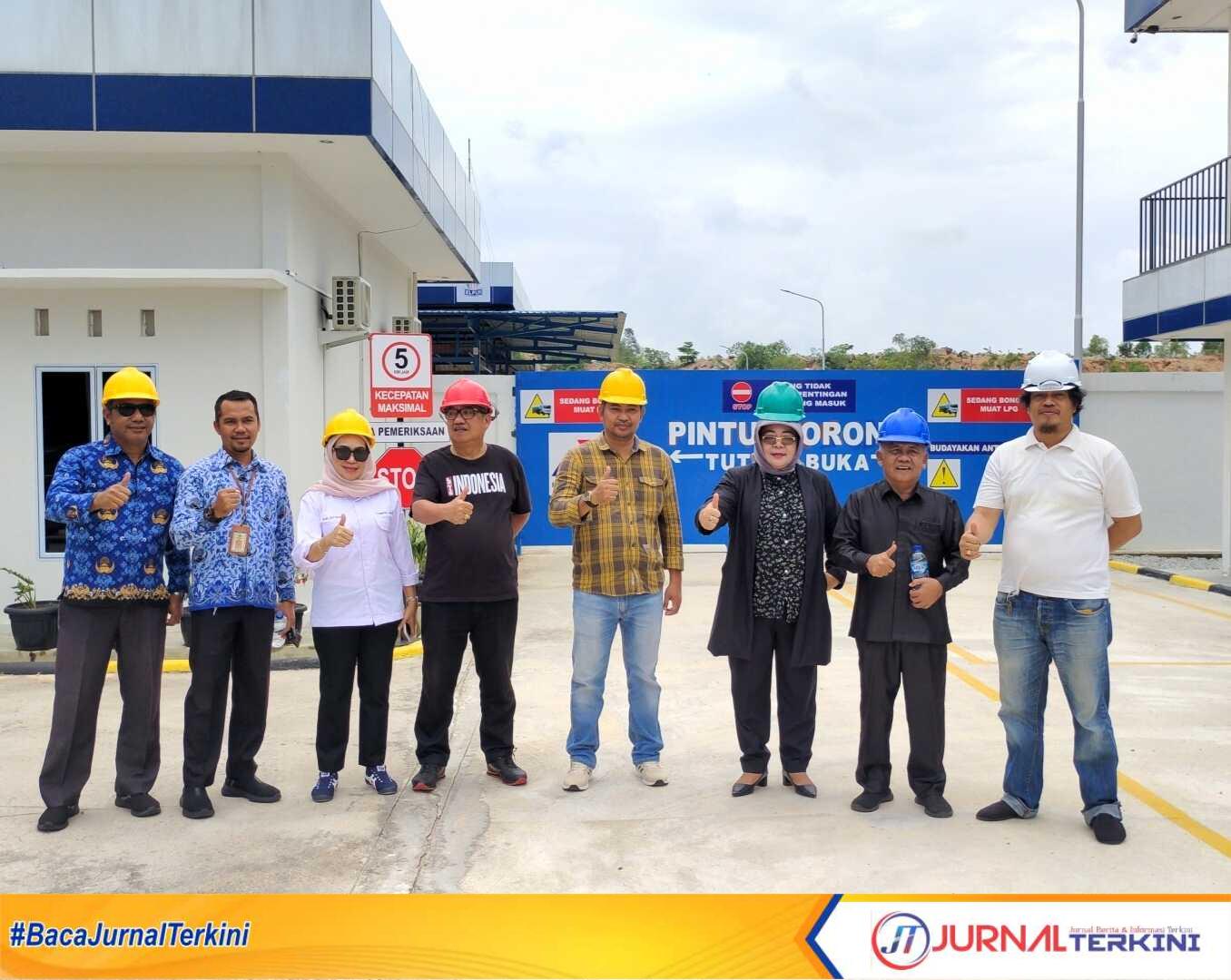 Ketua Komisi II DPRD Karimun Raja Rafiza (3 kanan) bersama anggota dan manajemen SPBE berfoto bersama di sela-sela peninjauannya di SPBE tersebut, Senin (17/7/2023). (JurnalTerkini.id/Yogi)