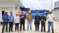 IMG_20230717_181349 Ketua Komisi II DPRD Karimun Raja Rafiza (3 kanan) bersama anggota dan manajemen SPBE berfoto bersama di sela-sela peninjauannya di SPBE tersebut, Senin (17/7/2023). (JurnalTerkini.id/Yogi)