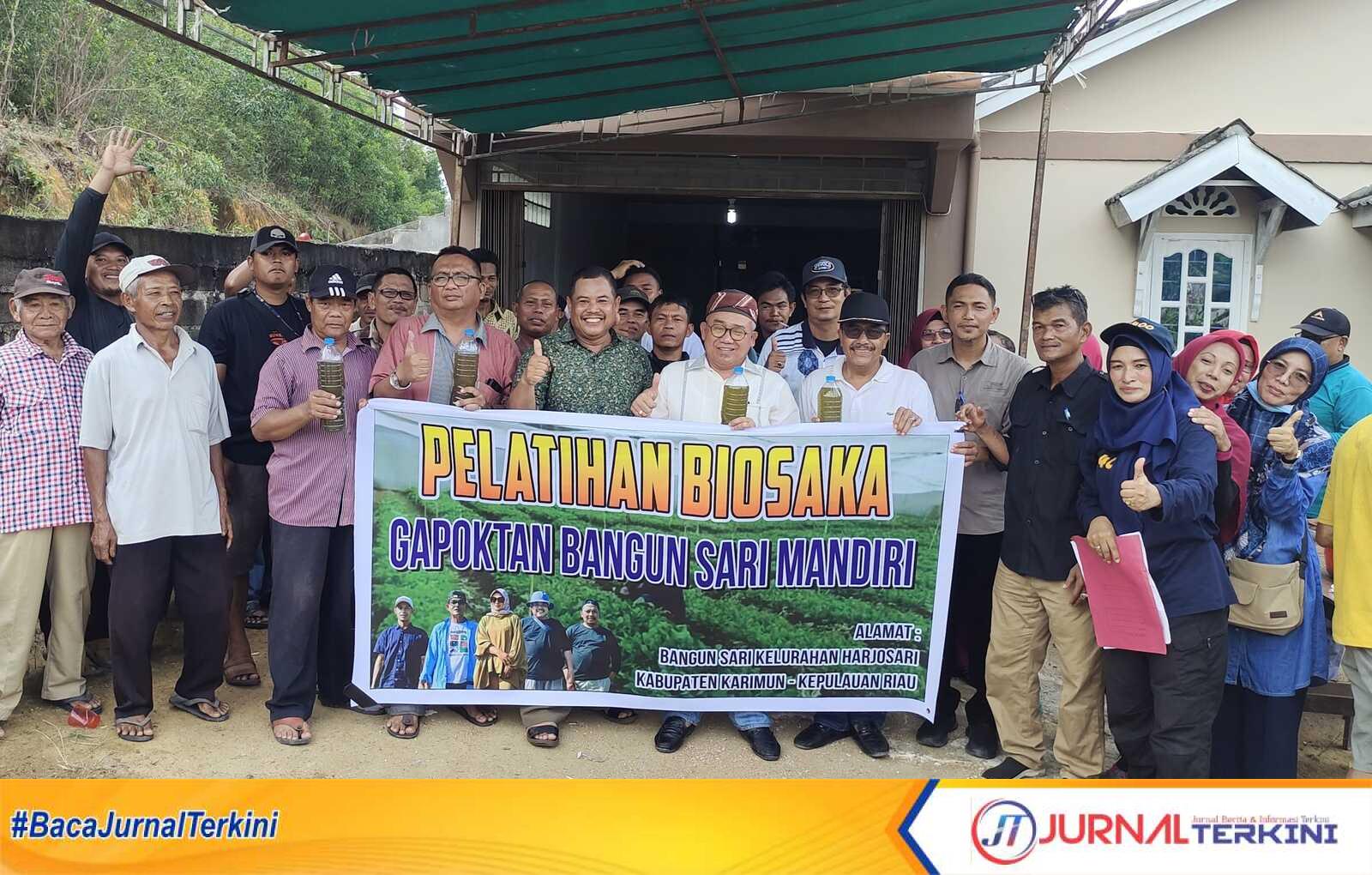 IMG_20230724_095947 Sekda Karimun Muhammad Firmansyah (tengah) berfoto bersama peserta pelatihan biosaka yang digelar oleh Dinas Pertanian Kabupaten Karimun di Kelurahan Harjosari, Kecamatan Tebing, Sabtu (22/7/2023). (JurnalTerkini.id/Yogi)