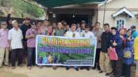 Sekda Karimun Muhammad Firmansyah (tengah) berfoto bersama peserta pelatihan biosaka yang digelar oleh Dinas Pertanian Kabupaten Karimun di Kelurahan Harjosari, Kecamatan Tebing, Sabtu (22/7/2023). (JurnalTerkini.id/Yogi)