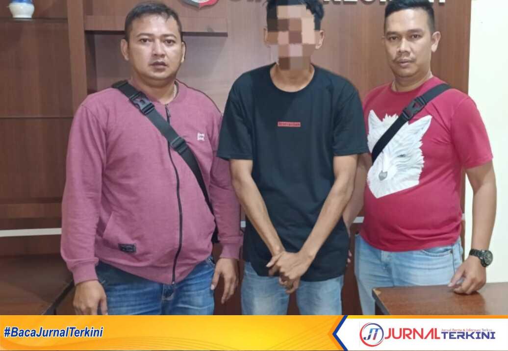 AJ (tengah), residivis yang kembali ditangkap Satreskrim Polres Karimun terkait kasus pencurian diamankan polisi, Selasa (25/7/2023). (Dok. Humas Polres Karimun)