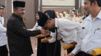 Bupati Karimun Aunur Rafiq menyerahkan SK kepada Pegawai Pemerintah dengan Perjanjian Kerja (PPPK) di lingkungan Pemerintah Kabupaten (Pemkab) Karimun, Kepulauan Riau, Rabu (26/7/2023). (JurnalTerkini.id/Yogi)