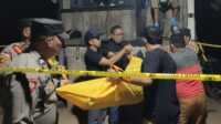 IMG_20230731_230035 Polisi mengevakuasi jenazah Arifin (49) yang ditemukan tewas di bangunan pekerja yang ia tinggali di Perum Griya Harapan Indah, Kelurahan Tebing, Kecamatan Tebing, Kabupaten Karimun, Kepulauan Riau, Senin (31/7/2023). (JurnalTerkini.id/yogi)