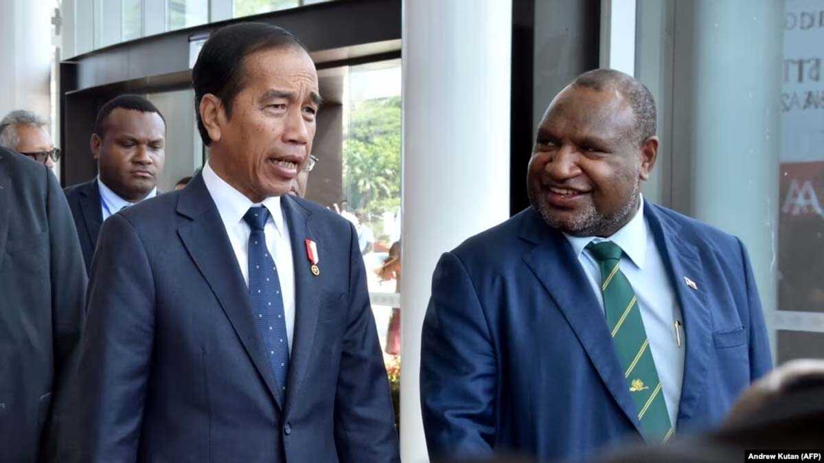 Presiden Joko Widodo (kiri) disambut oleh Perdana Menteri Papua Nugini James Marape (kanan) di APEC Haus menjelang pertemuan bilateral di Port Moresby, Papua Nugini, Rabu, 5 Juli 2023. (Foto: Andrew Kutan/AFP)