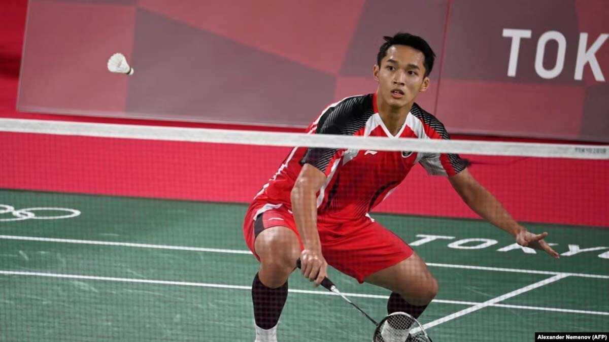 Jonatan Christie melakukan pukulan dalam pertandingan penyisihan grup bulu tangkis tunggal putra melawan Aram Mahmoud dari Tim Olimpiade Pengungsi selama Olimpiade Tokyo 2020 di Musashino Forest Sports Plaza di Tokyo pada 24 Juli 2021. (Foto: AFP/ Alexand