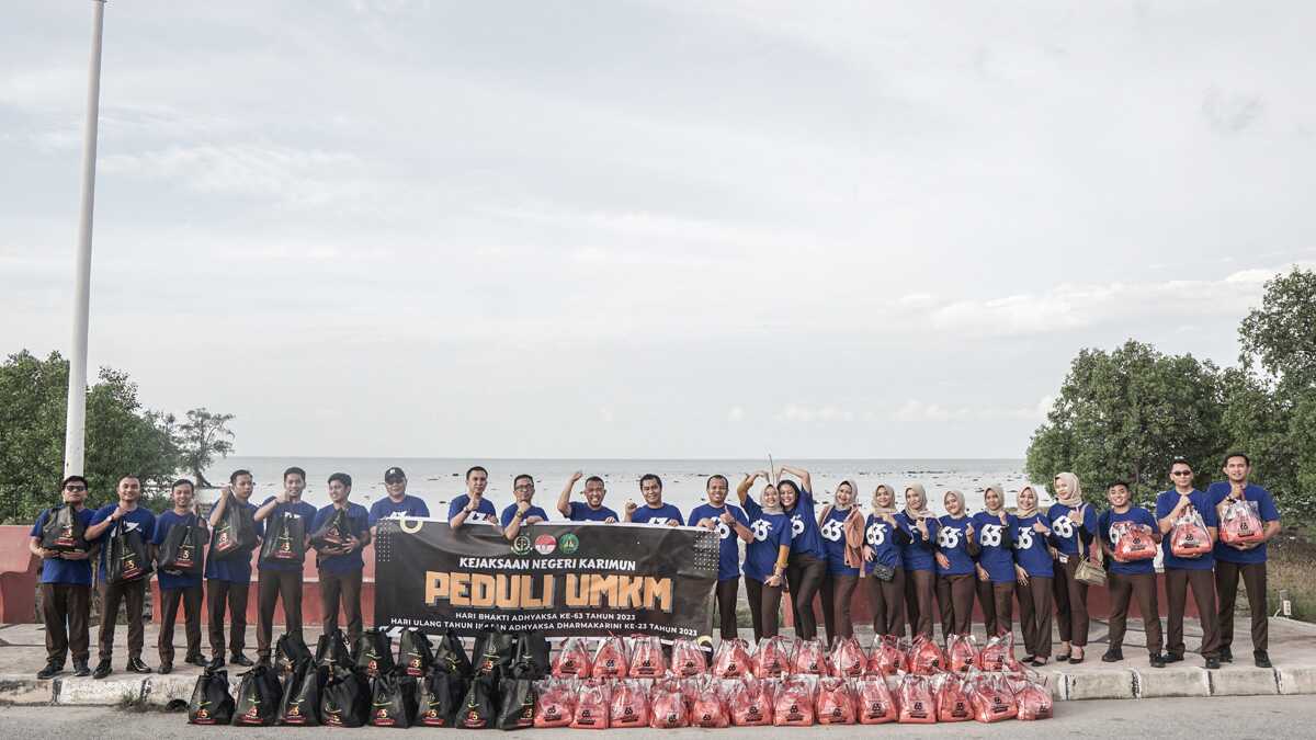 Kajari Karimun Firdaus (tengah) beserta jajaran berfoto bersama sebelum pembagian paket sembako kepada pelaku UMKM di Coastal Area, Tanjung Balai Karimun, Selasa (18/7/2023). (Dok. Kejari Karimun)