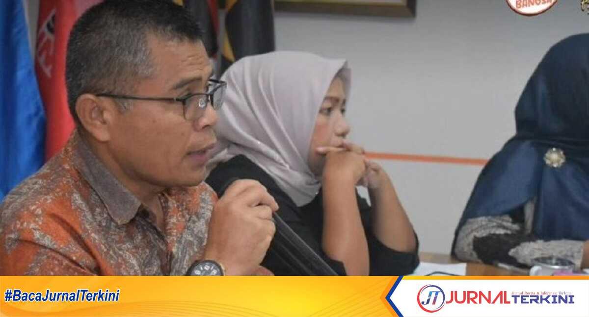 Ketua KPU Karimun Mardanus Ketua KPU Karimun Mardanus didampingi komisioner Tiuridah Silitonga