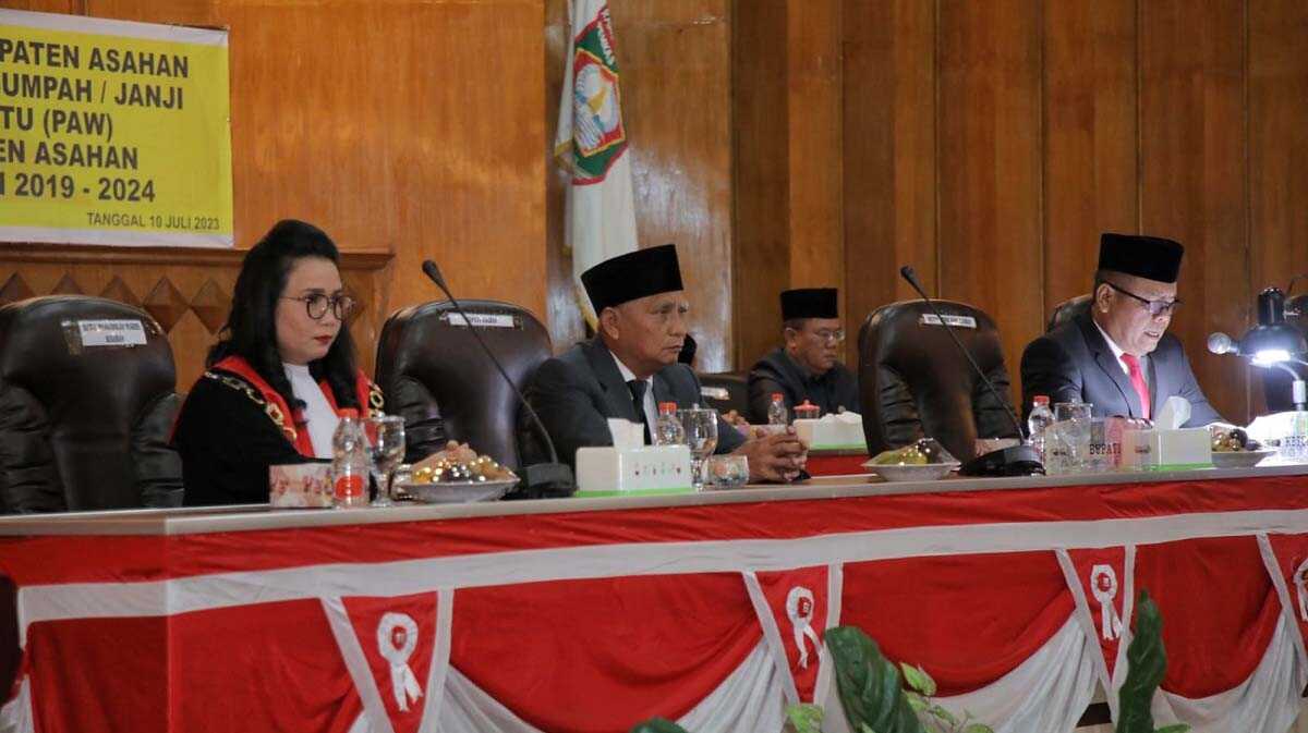 Bupati Asahan H Surya menghadiri pelantikan anggota DPRD Asahan Pengganti Antar Waktu (PAW) YOa Waita Silaban di DPRD Asahan, Senin (10/7/2023). (dokumentasi pribadi)