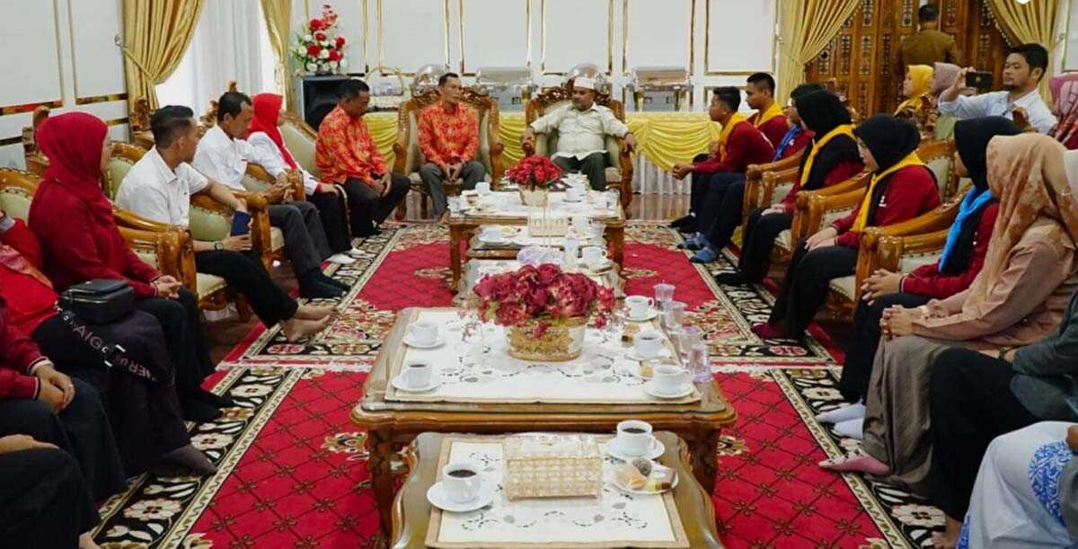 Bupati Karimun Aunur Rafiq berdiskusi dengan anggota PMR Karimun yang akan mengikuti Jumbara IX di Lampung dalam acara pelepasan di rumah dinasnya, Jumat (30/6/2023). (Dok. Prokopim Setkab Karimun)