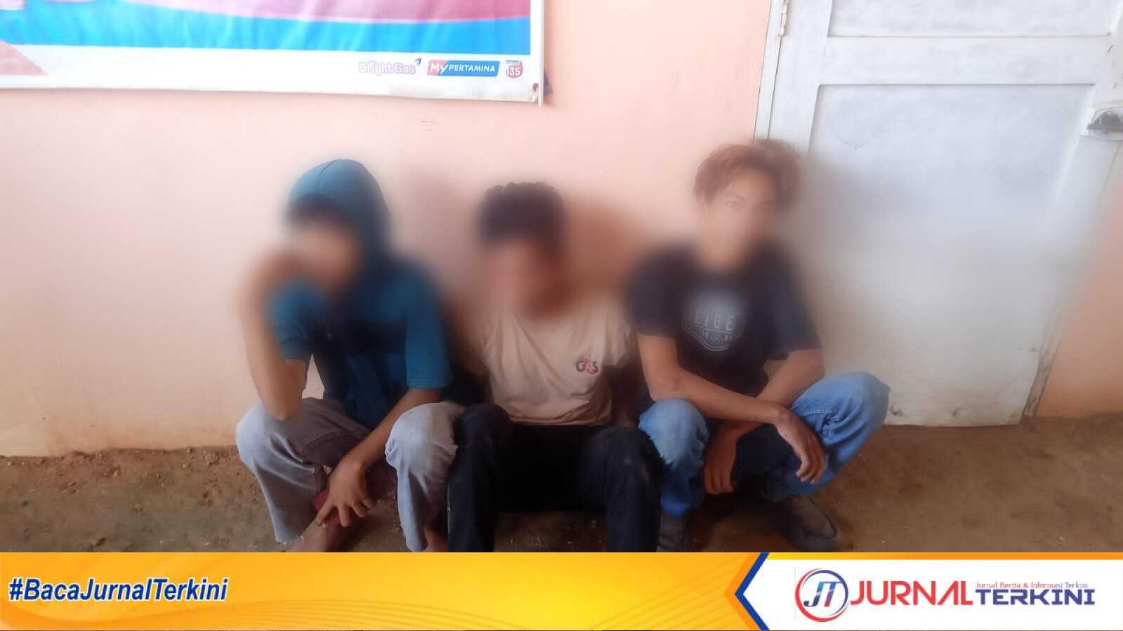 Tiga remaja yang diduga mencuri tabung gas di Tanjungbatu, Kecamatan Kundur, Kabupaten Karimun, Kepulauan Riau diamankan warga, Kamis (13/7/2023). (Dok Pribadi)
